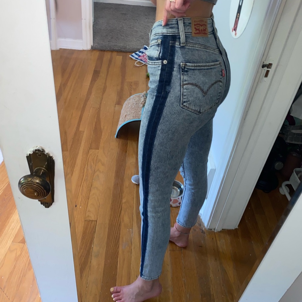 “Irregular” Levi jeans with stripe on sides